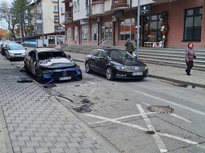 Požar na putničkim automobilima u Bijeljini - Foto: RTRS
