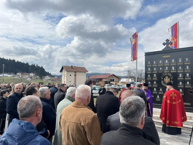 Služen parastos i položeni vijenci poginulim borcima u Ribniku; Prisustvovao Ostojić (FOTO)