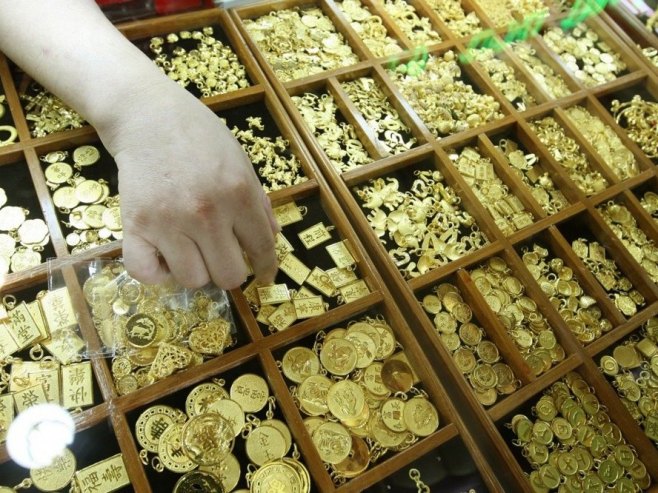 Cijena zlata pala na 4.570 dolara po unci i ide ka najvećem nedjeljnom padu od 1983.