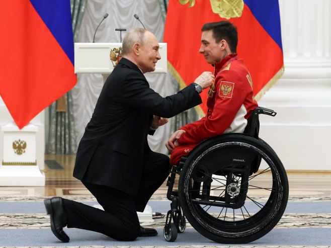 Putin kleknuo usred ceremonije i iznenadio sve