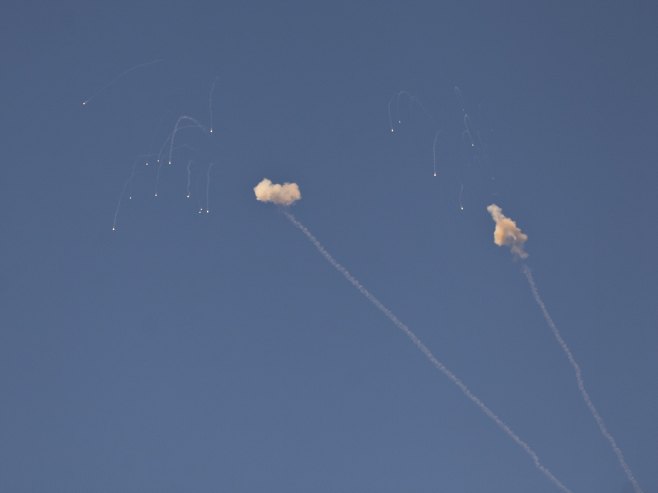 Raketa (Foto: EPA/OLIVER WEIKEN) Raketa (Foto: EPA/OLIVER WEIKEN) -