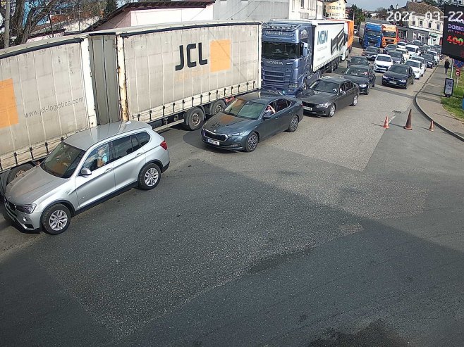 Višečasovna čekanja na više prelaza