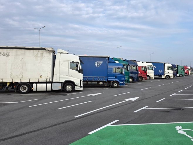Granični prelaz u Gradišci normalno radi; Prevoznici se okupljaju, nema blokada (FOTO)