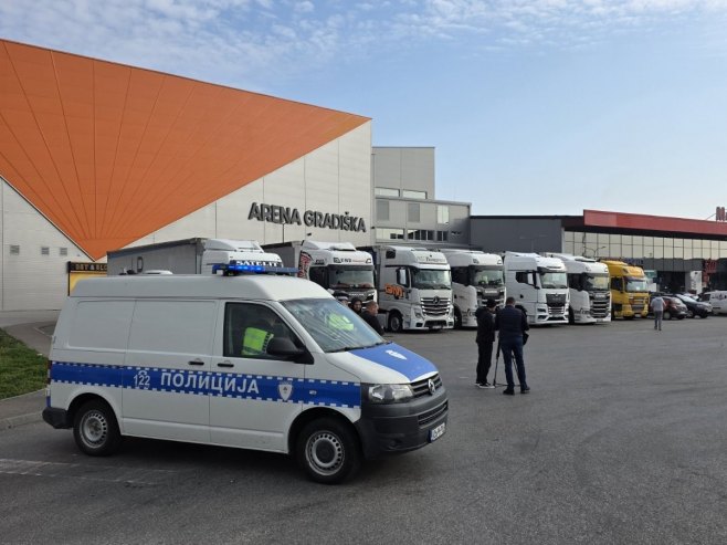 Granični prelaz u Gradišci normalno radi; Prevoznici se okupljaju, nema blokada (FOTO)