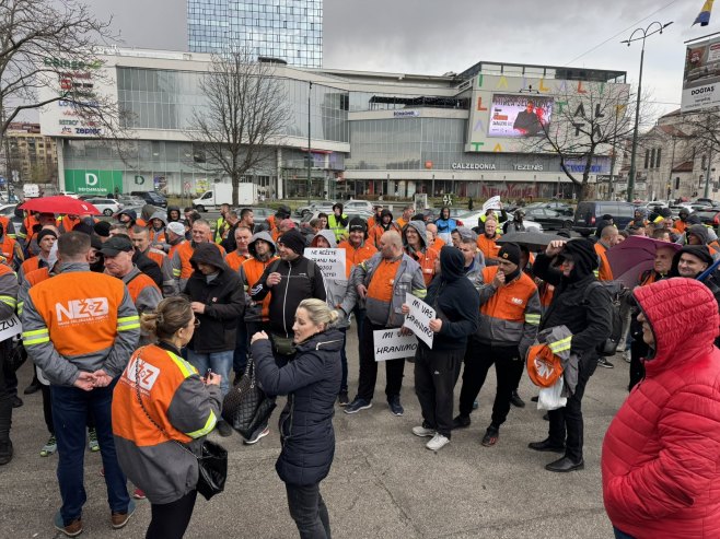 Radnici Nove željezare Zenica protestuju ispred zajedničkih institucija u Sarajevu (FOTO/VIDEO)