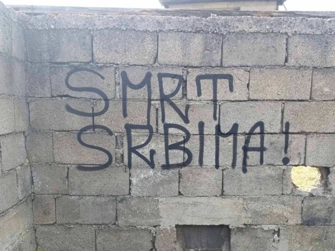 Uvredljivi grafiti na kasarni "Zaim Imamović" u Pazariću (FOTO)