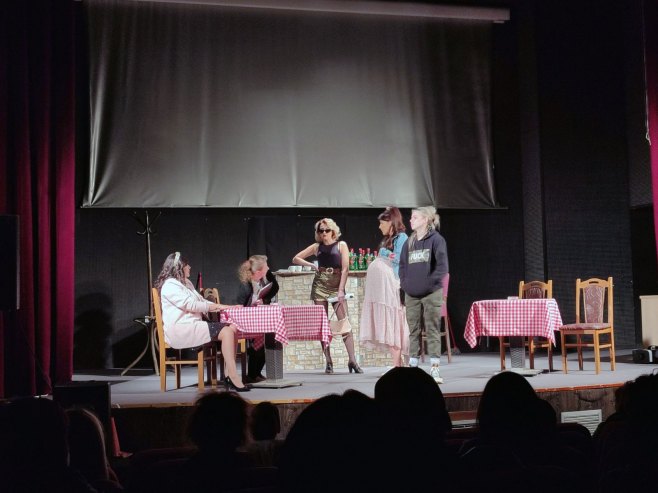 Bratunac: Glumice iz Zvornika izvele predstavu "Šmizle"