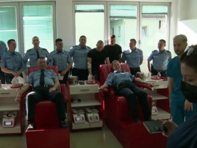PU Gradiška: Policajci dobrovoljno dali krv (VIDEO)
