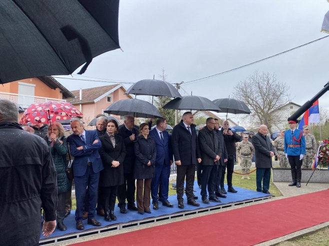 Položeni vijenci kod spomen-krsta u Sijekovcu povodom 34 godine od zločina nad Srbima