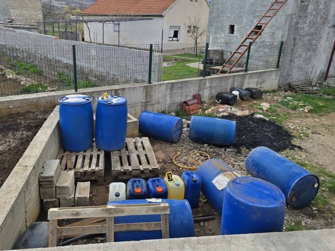 PU Trebinje: Oduzeti oko 2.000 litara goriva, slobode lišeno tri lica (FOTO)
