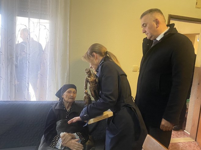 Minić i Đurđević Stamenkovski posjetili majku-heroja Milju Zečević (FOTO)