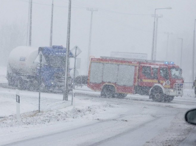 Gust snijeg u Gorskom kotaru i Lici, na jugu olujni vjetar (FOTO/VIDEO)