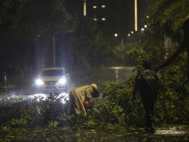 Nevrijeme u Zagrebu, vjetar obara stabla; Voz iskliznuo kod Bjelovara