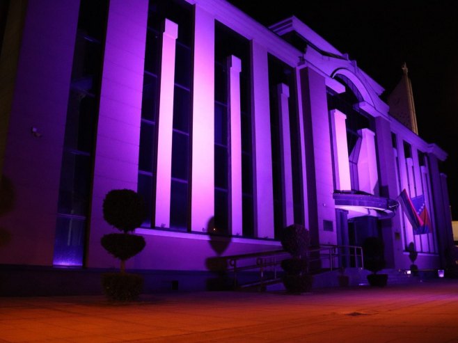 "Ljubičasti dan" u Derventi; Osvijetljena zgrada Gradske uprave