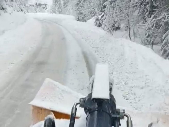 "Romanijaputevi" sa mehanizacijom čisti putne pravce, svi putevi prohodni (VIDEO)