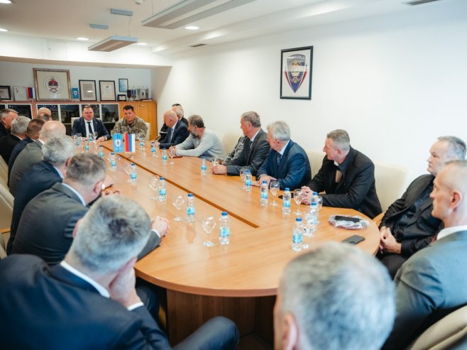 Budimir sa veteranima MUP-a Srpske - Foto: RTRS