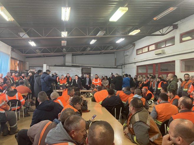 Đokić sa radnicima "Nove Ljubije" koji protestuju odbijanjem obroka (FOTO)