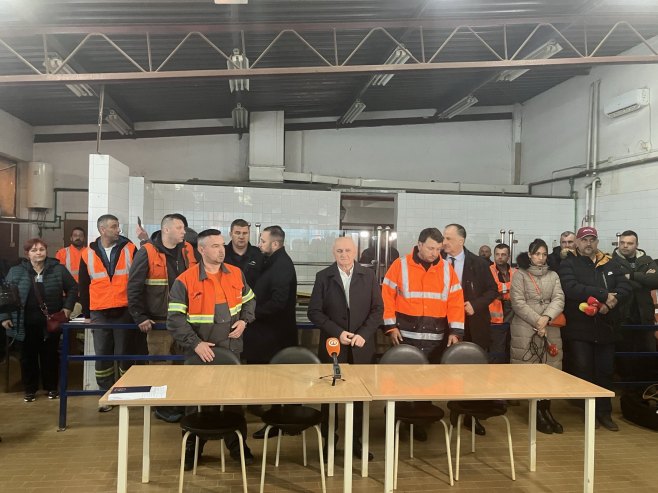 Petar Đokić sa radnicima rudnika "Nova Ljubija" - Foto: RTRS