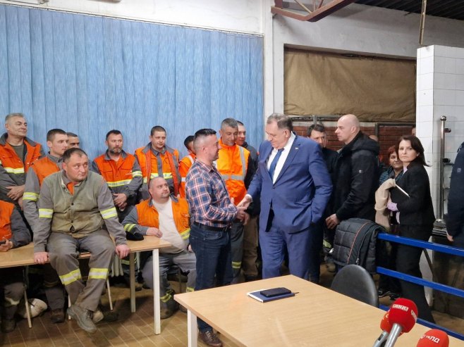 Dodik sa radnicima "Nove Ljubije" koji protestuju odbijanjem obroka