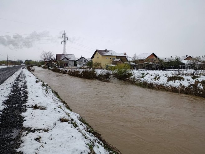Vodostaji u porastu, brojna domaćinstva i putevi pod vodom (FOTO/VIDEO)