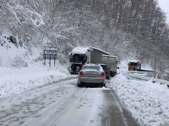 Obustava saobraćaja na magistralnom putu Bijeljina - Tuzla (VIDEO)