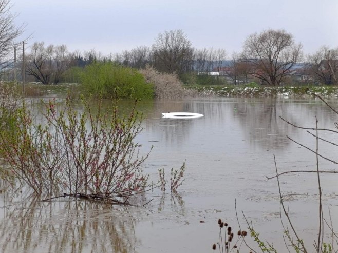 Prijedor: Voda odnijela automobil, mladić spasen (VIDEO)