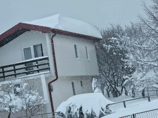 Visina snijega u Kneževu i do jednog metra, težina ugrožava kuće