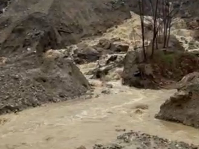 Zbog većeg odrona obustavljen saobraćaj na regionalnom putu Ugljevik-Lopare (VIDEO)