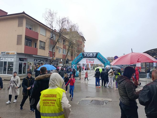 Kenijci Albert Tonui i Valentina DŽebet pobjednici 27. Međunarodne ulične trke u Prnjavoru (VIDEO)