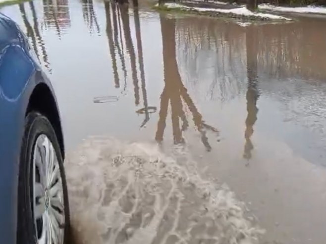 Vozači oprez - Zbog vode na kolovozu saobraćaj otežan na više putnih pravaca