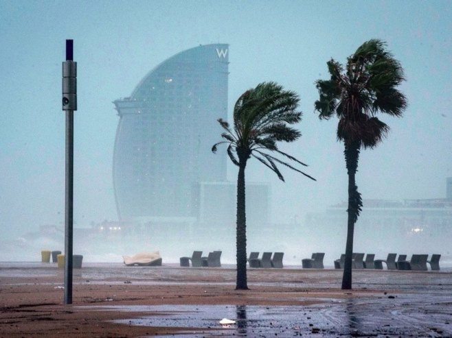 Crveni alarm u Kataloniji, vjetar rušio krovove