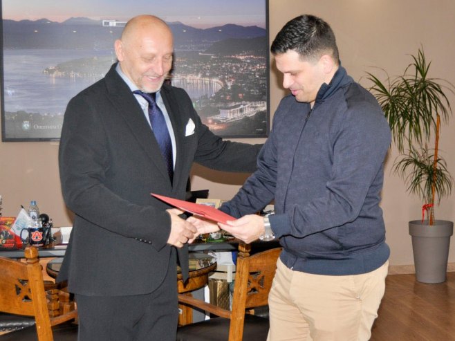 Gradonačenik Ohrida uručio priznanje Draganu Јaćimoviću, ambasadoru BiH u Sjevernoj Makedoniji