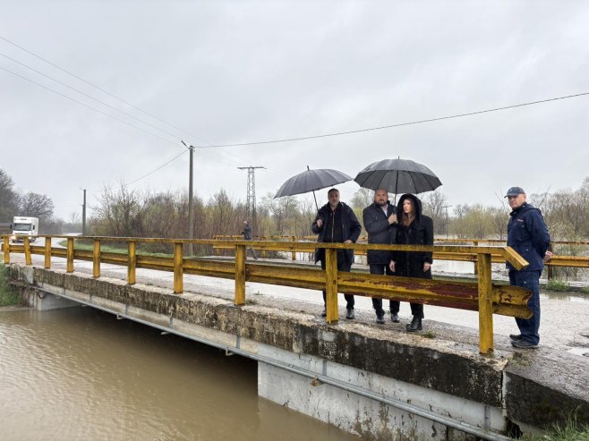 Kuzmićeva sa Žunićem obišla lokacije koje su potencijalno ugrožene rastom vodostaja (VIDEO)