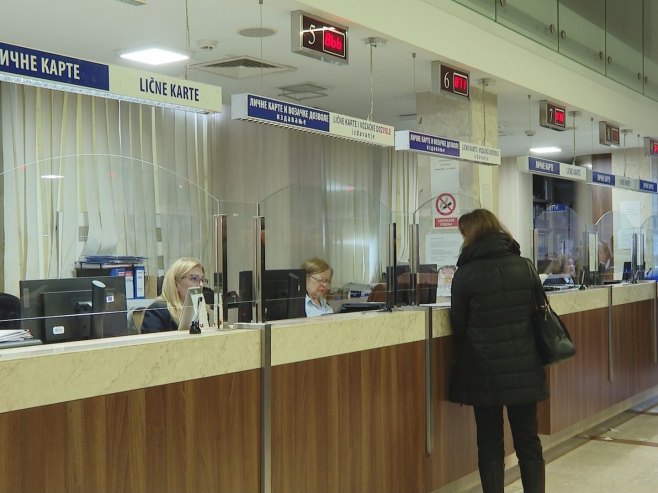 Sezona godišnjih odmora - koliko se čeka na izdavanje ličnih dokumenata? (VIDEO)