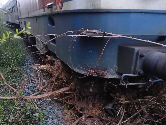 Voz na relaciji Doboj-Banjaluka naletio na odron (FOTO)