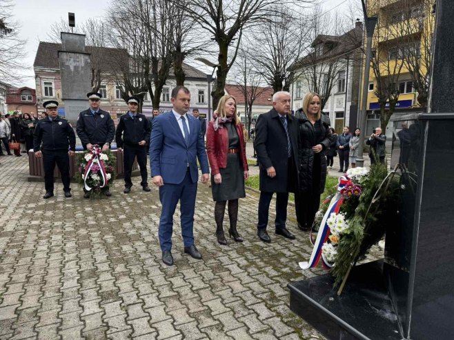 Polaganje vijenaca u Kostajnici - Foto: RTRS