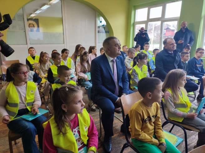 Minić u posjeti OŠ "Desanka Maksimović" - Foto: RTRS