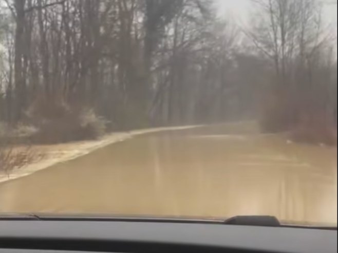 Otežano odvijanje saobraćaja u Osmacima zbog poplava
