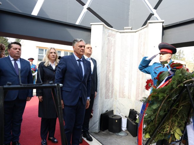 Počelo obilježavanje Dana policije u Banjaluci; Položeni vijenci na spomen obilježje (FOTO)