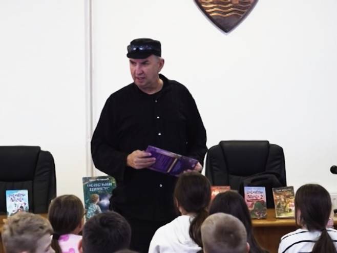 Kozarska Dubica: U Narodnoj biblioteci upriličeno druženje književnika Uroša Petrovića i osnovaca