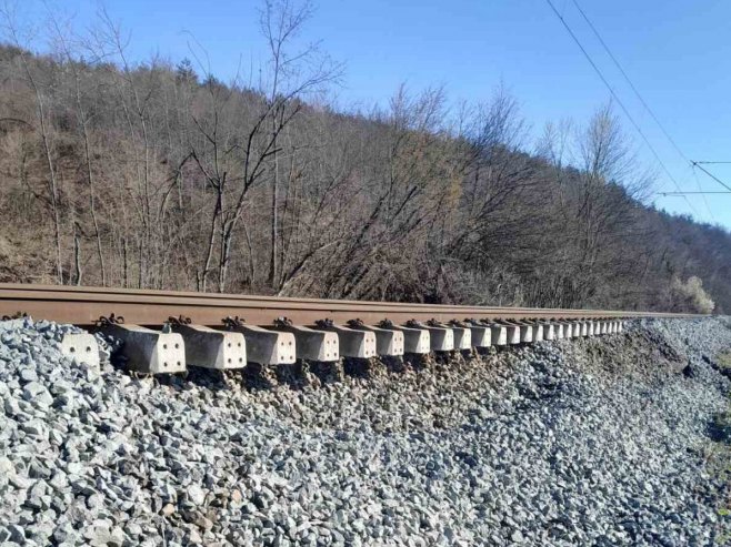 Zbog klizišta obustavljen saobraćaj između Šnjegotine i Ukrine (FOTO)