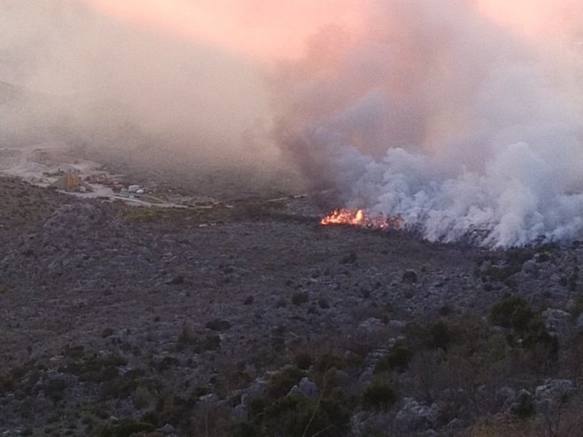 Hrvatska: Veliki požar izbio na ostrvu Vis, gori borova šuma kod Komiže