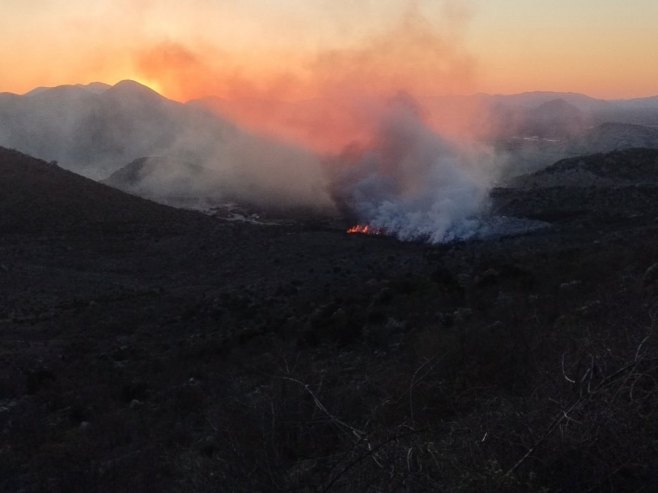 Požar na gradskoj deponiji uz magistralni put Trebinje-Herceg Novi (FOTO)
