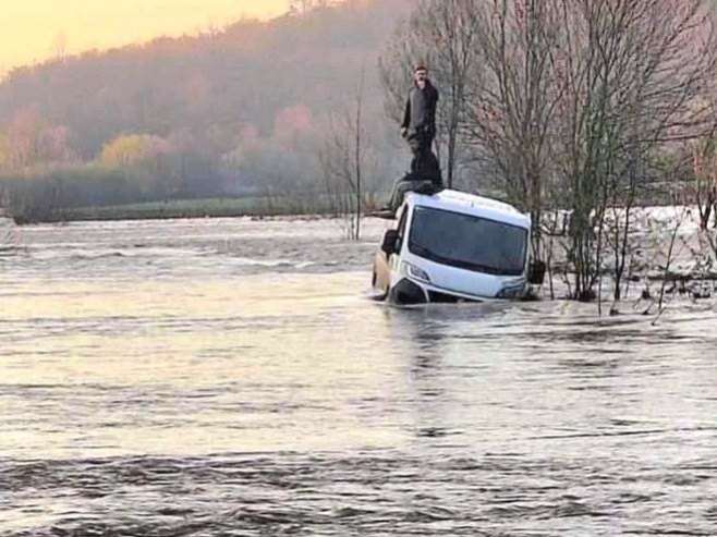 Evakuisani sa krova vozila nakon što su pokušali da prođu poplavljenom saobraćajnicom