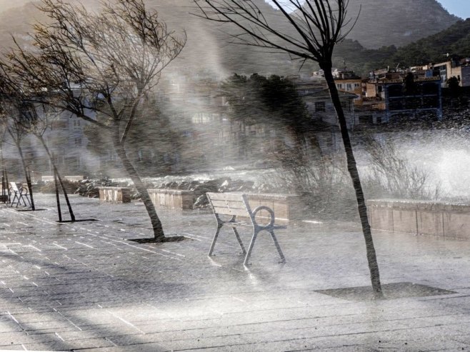 U Velikoj Britaniji zatvoreni putevi i blokirana željeznica zbog oluje Dejv