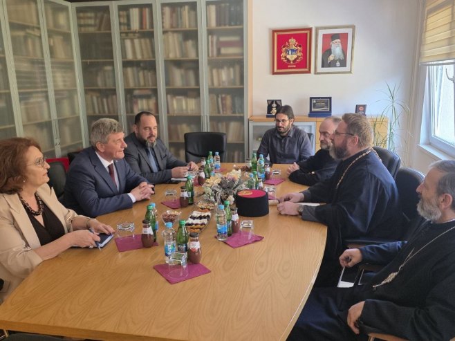 Draga Mastilović sa rektorom Ljubomirom Prijovićem - Foto: RTRS