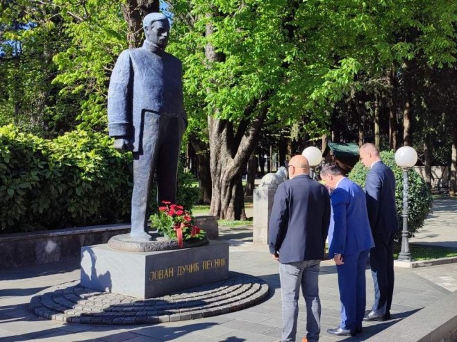 Trebinje: Polaganjem vijenaca na bistama Dučića i Njegoša nastavljeni "Dučićevi dani" (FOTO)