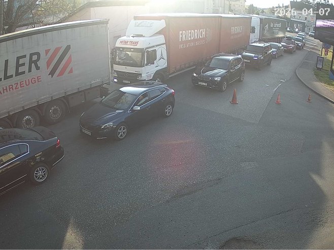 Duge kolone vozila na izlazu prema Hrvatskoj