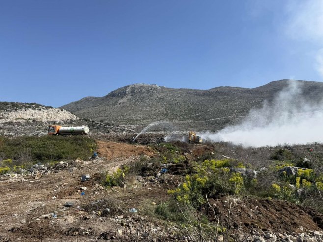 Sanacija požara na gradskoj deponiji "Obodina" kod Trebinja - Foto: RTRS