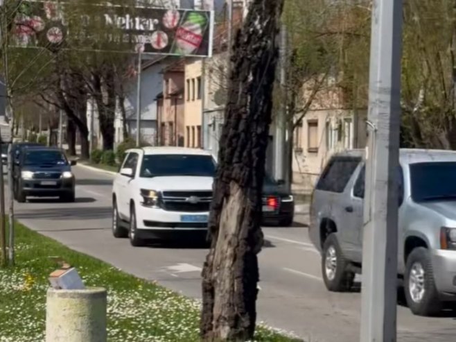 Donald Tramp Mlađi pod jakom pratnjom stigao u Banjaluku; Panel diskusija u Banskom dvoru